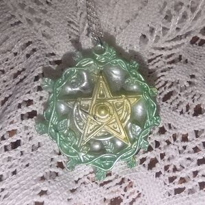 Pentacle With Ivy Leaves Pendant On 18" Silver Tone Chain Necklace